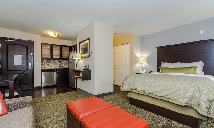 Grand Forks Apartamento | Piscina cubierta y bañera de hidromasaje. Desayuno gratis. Camina hasta la Universidad de Dakota del Norte.