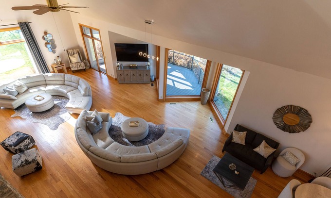Lake Forest Casa | Indoor Pool with HUGE Rooms for Gatherings - East End - Lakeview