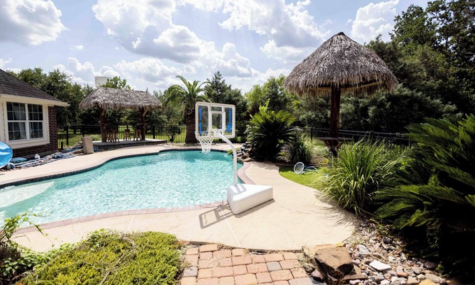 Alvin Casa | Indulge in a restful retreat at Lake Morgan in Alvin, TX.