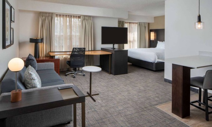 Fairfax Apartamento | Indulge in Home-Like Comfort! Free Breakfast, Pets Allowed, Private Parking!