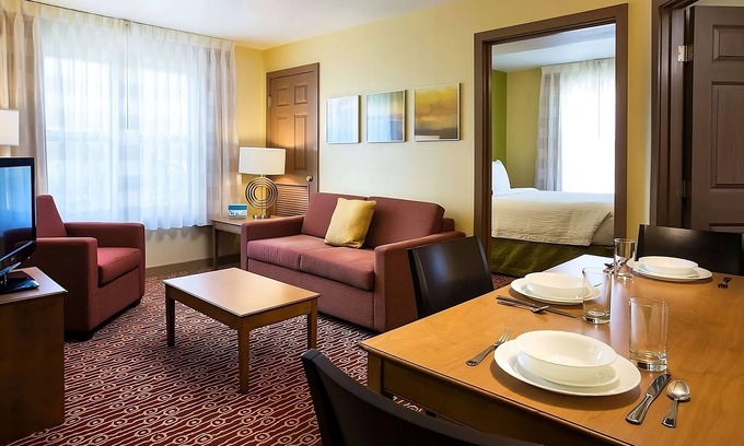 Shea Business Park Complejo | Indulge in Home Like Comfort Full Kitchen, Outdoor Pool, Near OdySea Aquarium
