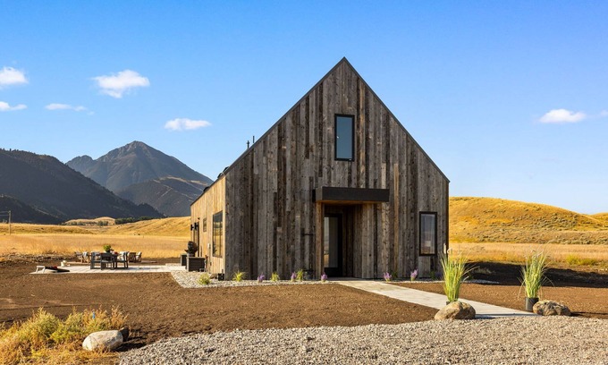 Pray Casa | Indulge in the Ultimate Western Retreat: Ideal location close to adventures