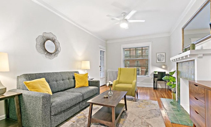 Boystown Apartamento | Indulging 2BR Apartment in Festive Boystown - Buckingham 1