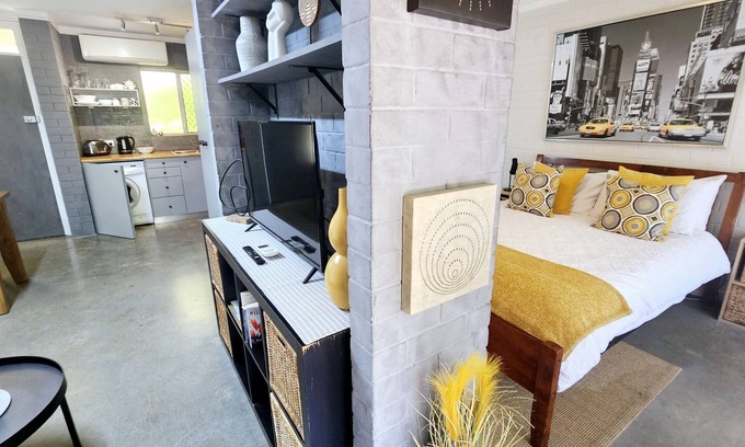 Shenton Park Apartamento | Industrial 11 - 1BRM Unit with Courtyard & Parking