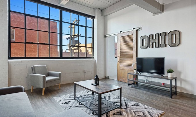 Downtown Cleveland Cama Y Desayuno | Industrial 2BD Apt in Downtown Cleveland!