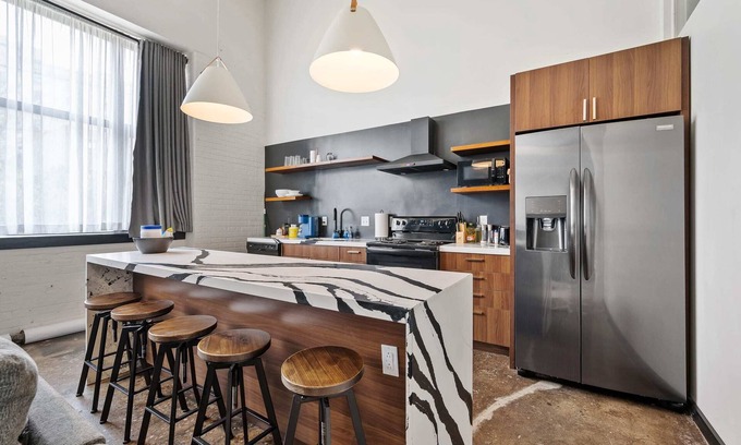 North Oakland Apartamento | Industrial Loft 3 min to Hillman Cancer Center Sleeps 6