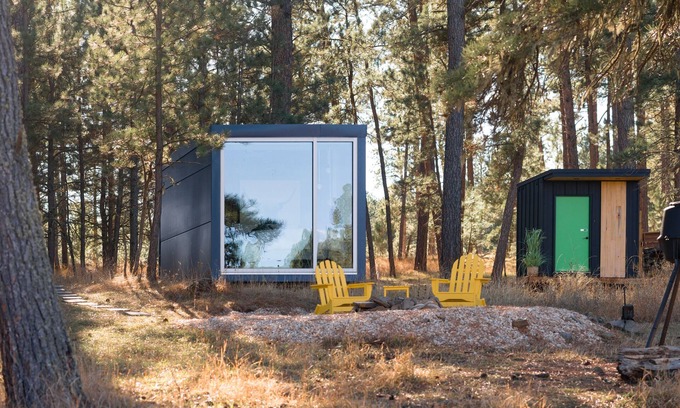 Custer Cabina | Industrial, modern micro cabin in the forest