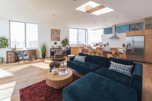 Eagle Rock Casa | Industrial&Stylish 3 bedroom 3 bathrooms Home With Views and Hot tub