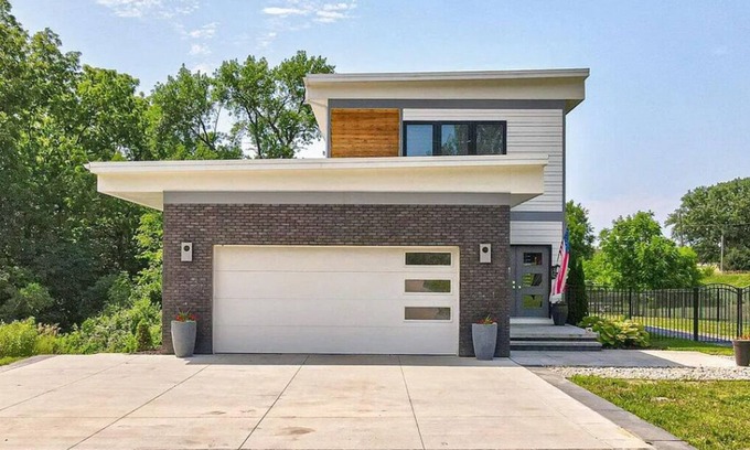 Council Bluffs Casa | Industrialized Modernly Designed Upscale Retreat