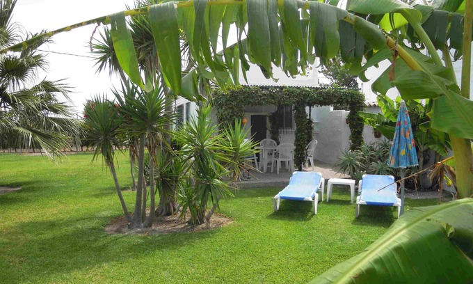 El Palmar Casa | inexpensive beautiful Holiday Home with Garden - 400 metres to the Beach