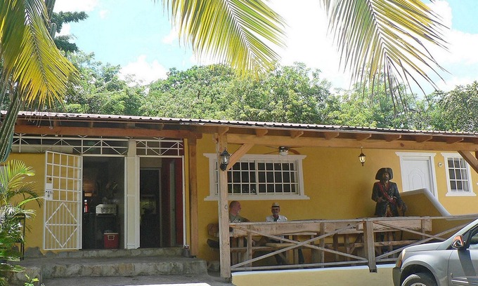 La Mulata Apartamento | Inexpensive guest-friendly hotel room, with tropical garden and restaurant