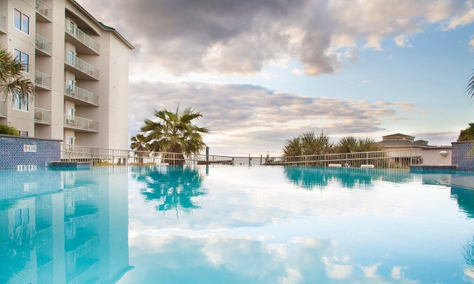 Beachside Village Villa | Villa tranquila en Galveston | Piscina infinita climatizada al aire libre + bañera de hidromasaje al aire libre compartida