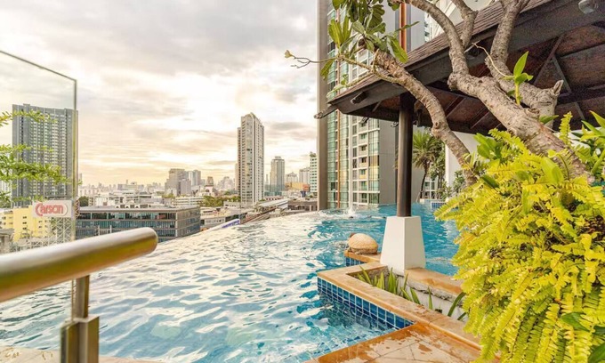 Phra Khanong Nuea Apartamento | Infinity Pool/Sky Bar/City View/1 min walk to BTS/W District/Family Friendly