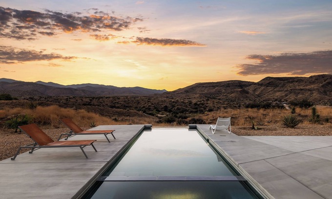 Pioneertown Casa | Infinity |Swim-Up Infinity Pool w/ Mountain Views