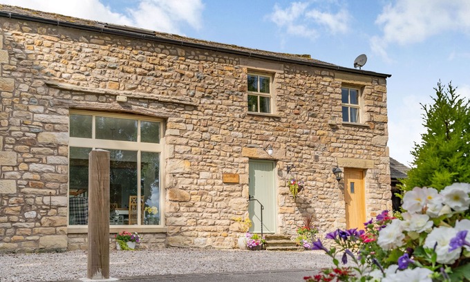 Arkholme Cabaña | INGLEBOROUGH VIEW, romantic, character holiday cottage in Hornby