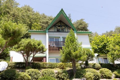 Inje Casa | Inje Hachuri Undeokwi Hayanjib