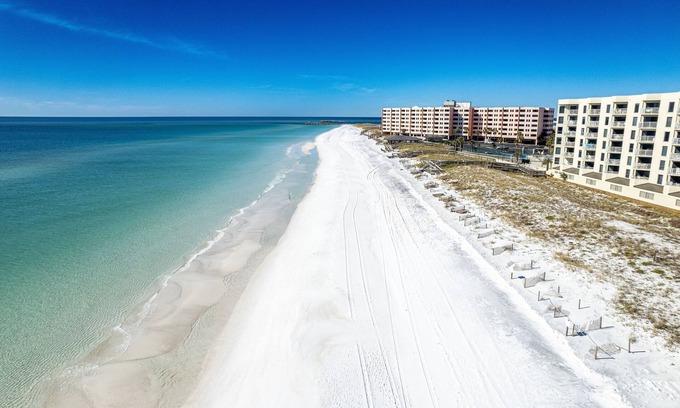 Holiday Isle Condominio | Inlet Reef 210 2 Bedroom Condo by RedAwning