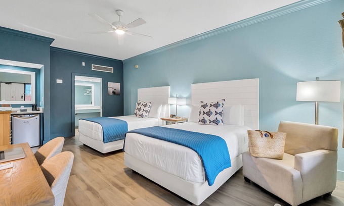 Crystal Beach Hotel | 2 camas dobles. Traer su mascota con usted!