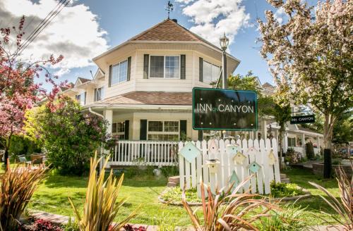 East Kootenay Hotel | Inn on Canyon