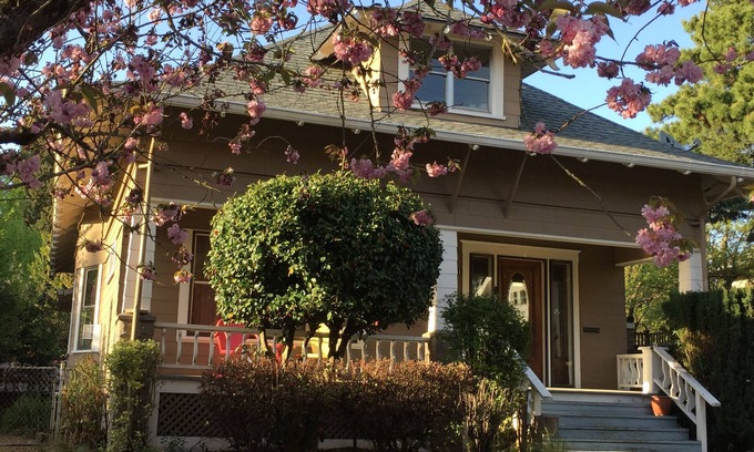Richmond Casa | Inner Southeast Portland Comfy & Eclectic Craftsman Home