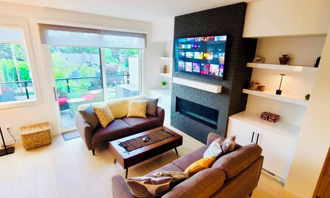 Parkhill-Stanley Park Casa | Innercity Luxury 3BR House with AC/ garage near Stampede/ Saddledome/ BMO/ MNP