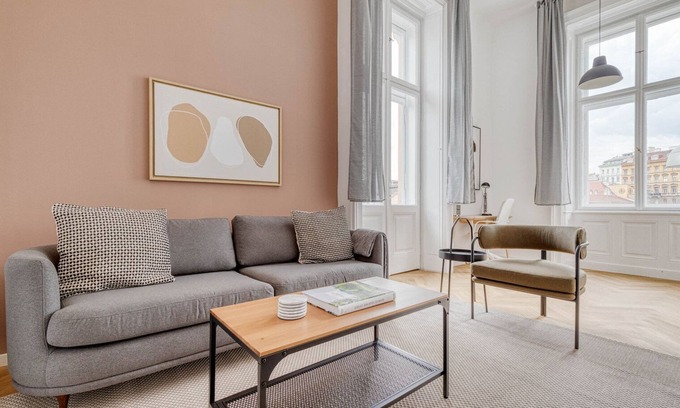 Neubau Apartamento | Innere Stadt 2BR w/ Elevator, Best Locale in City