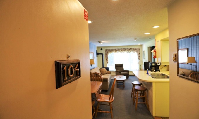 Waterville Valley Condominio | Inns of Waterville Valley Condo the Heart of Waterville Valley! (104)