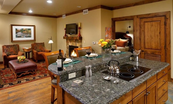 West End Casa | Innsbruck Aspen Deluxe One-Bedroom Garden Residence 1, Located on Main Street