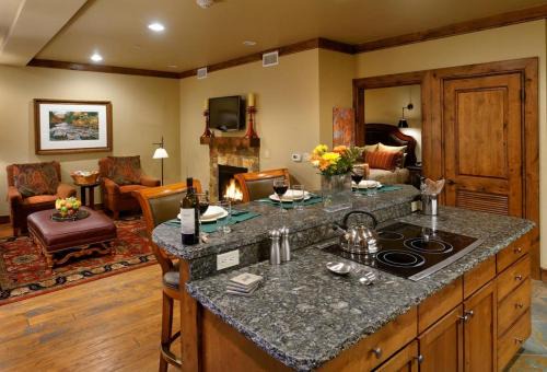 West End Casa | Innsbruck Aspen Deluxe One-Bedroom Garden Residence 03 w/Hot tub, Centrally located