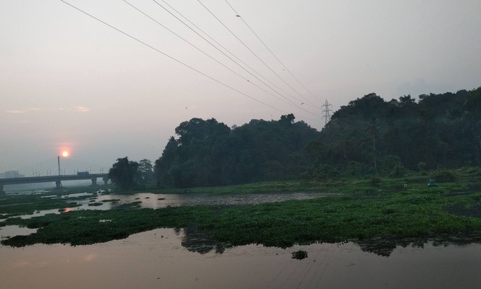 Kakkanad Villa | Dentro de la CIUDAD, pero el ambiente de la aldea, tranquilo y sereno, se abre al río