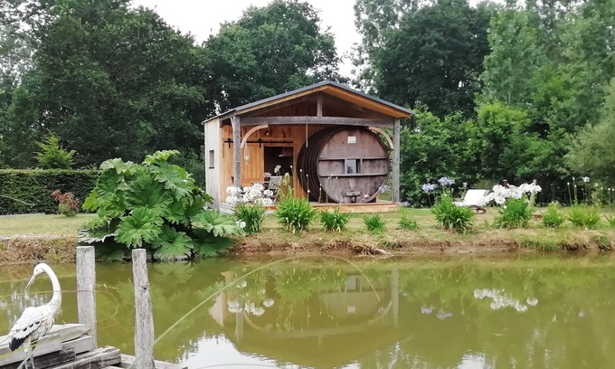 Baguer-Pican Cabina | INSOLITE Un barril en un entorno verde.
