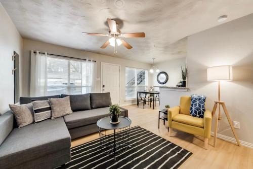 Old East Dallas Apartamento | Insta-Worthy Flat and Arboretum Tickets Included