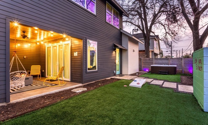 East Cesar Chavez Casa | Insta-worthy Two House Corner Compound