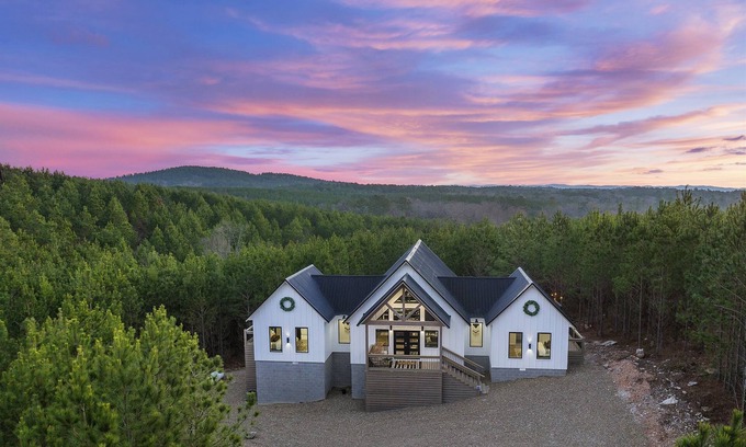 Broken Bow Cabina | Instaworthy Cabin in Central Location/Patio Oasis!