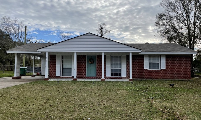 Gulfport Casa | InstaWorthy Spa Oasis ~ KING Adjustable Base Bed ~ 15Min to Beach