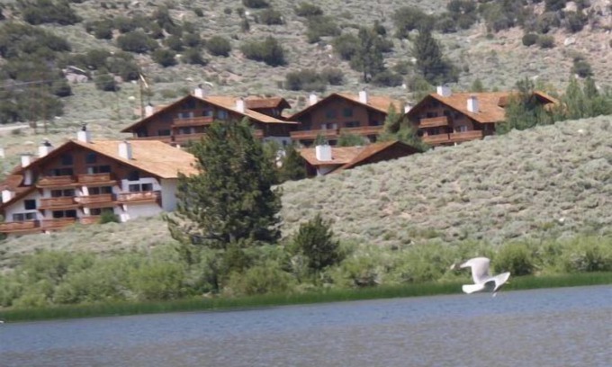 June Lake Condominio | Esta unidad tiene las mejores vistas del remonte de montaña de junio, el pico Carson y el lago Gull y sus alrededores.