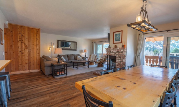 June Lake Condominio | Interlaken #17 3 BEDROOM, 3 BATH, NEWLY REMODELED END UNIT