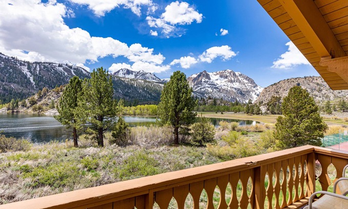 June Lake Condominio | Interlaken 32 overlooking the lake and Sierra.