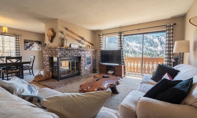 June Lake Condominio | Hermoso condominio con algunas de las mejores vistas que June Lake tiene para ofrecer