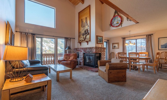 June Lake Condominio | Esta unidad tiene las mejores vistas de June Mountain Ski Lift, Carson Peak y Gull Lake y el entorno.