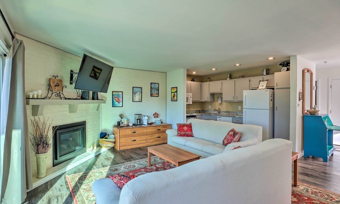 Lake Geneva Villa | Interlaken Villa w/ Patio, Steps to Ridge Resort!