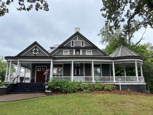 Hogansville Cama Y Desayuno | Intermission Hogan House