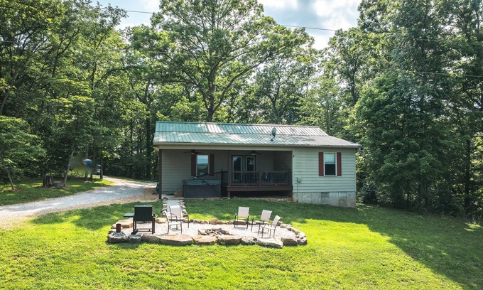 Steelville Cabina | Intimate and Inviting 2 bedroom cabin with Hot Tub and Private River Access