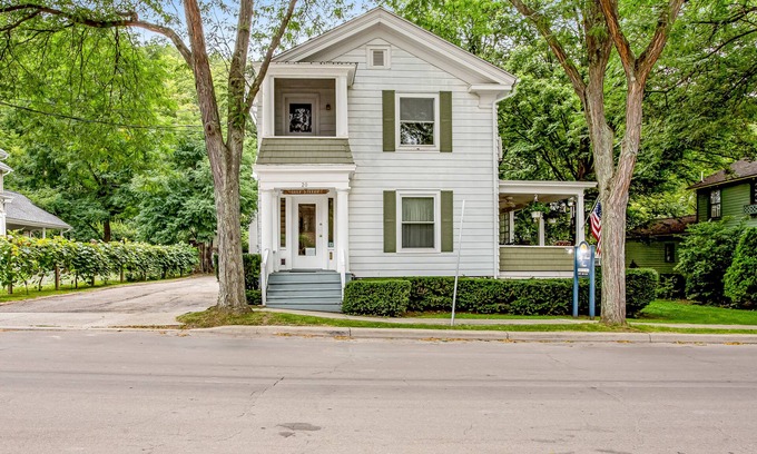 Hammondsport Apartamento | Intimate Getaway for Two w/ a Kitchenette, Free WiFi, Cable TV, & Shared Grill
