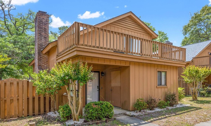 Atlantic Beach Casa | Intimate patio home w/private sundeck, grill, and fenced yard--close to beach