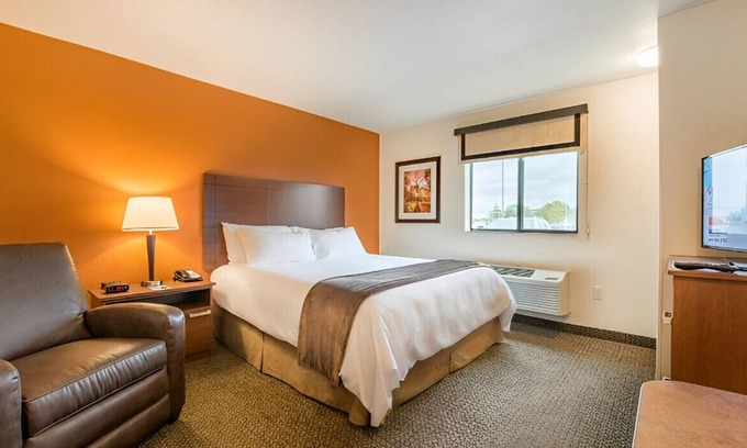 Shakopee Casa | Intimate Queen Room near Sever's Corn Maze!