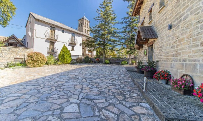 Senegue Casa | Retiro Íntimo en los Pirineos Jardín y Parking