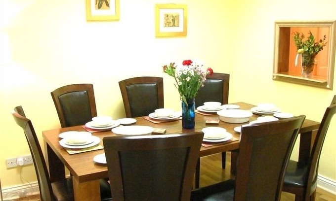 Claddagh Apartamento | Victorian Townhouse Apt on The Crescent: perfecto para caminar por todas partes en la ciudad!
