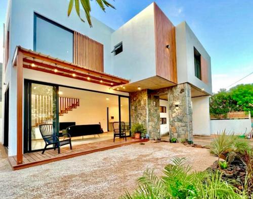 Albion Casa | Into the Sun - Modern Holiday Home