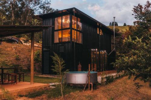 Goncalves Otro | Into The Wild Cabin